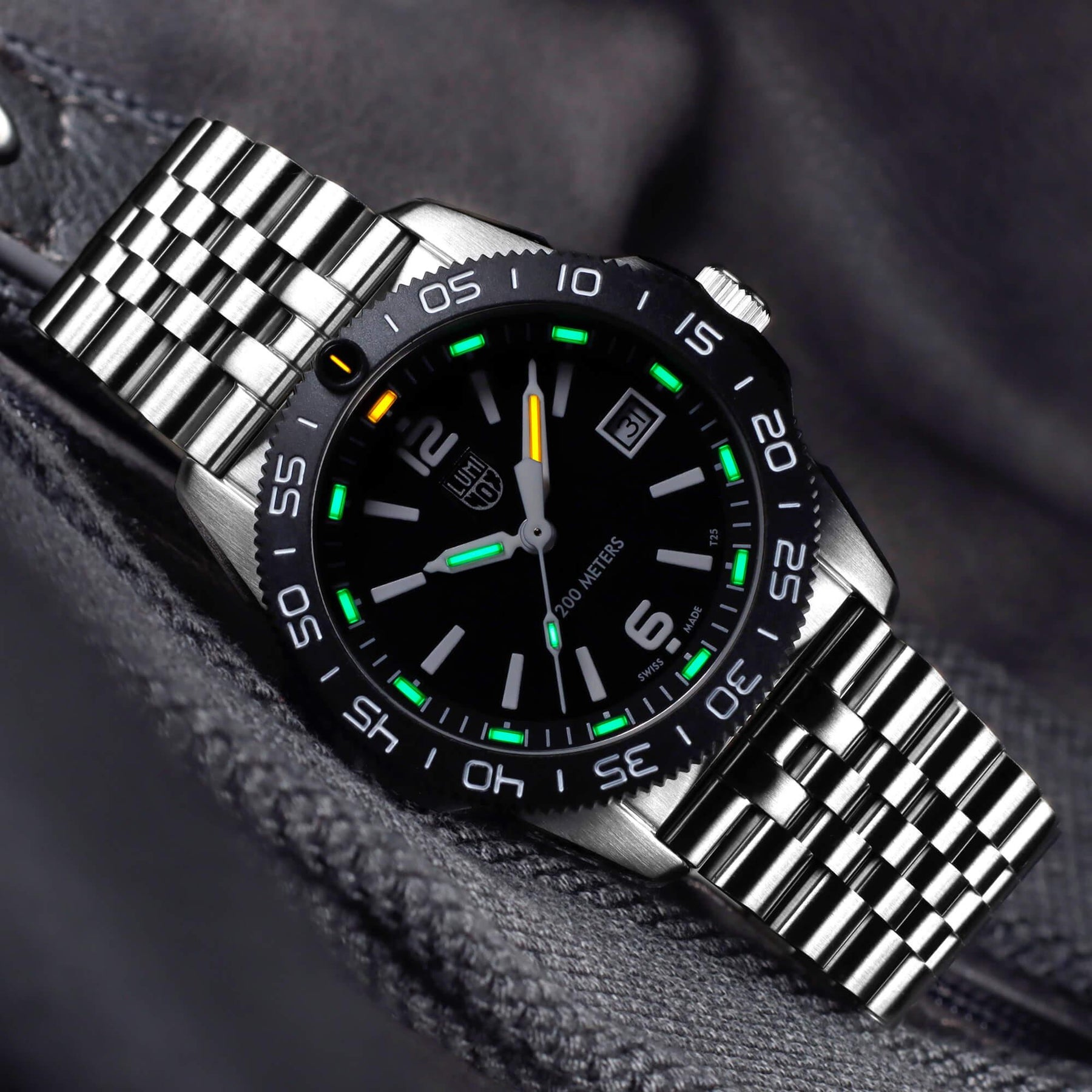 Luminox Men's Quartz Watch Pacific Diver Black Dial Silver Bracelet