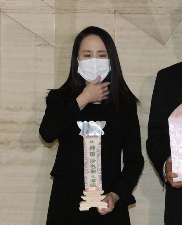 写真】《神田正輝が妖艶マダムとゴルフ場デート》助手席でほほ笑む女性