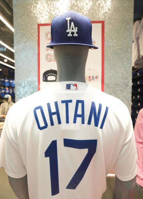 OHTANI 17」ユニホームがドジャースグッズショップに登場 日本語で書