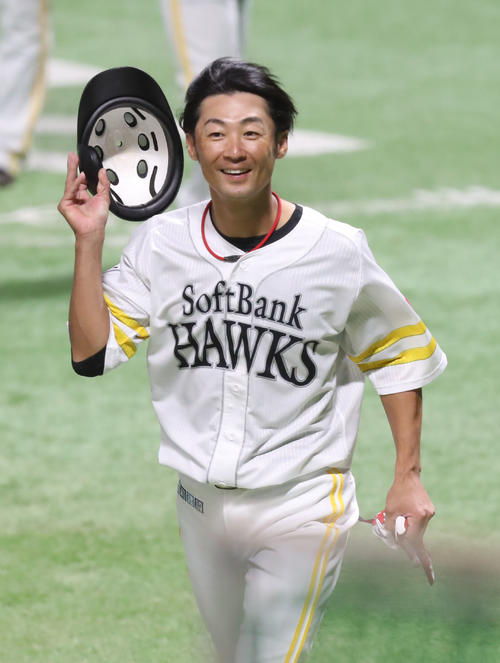 ソフトバンク】明石健志が現役最終打席で内野安打、一塁ベース上で涙