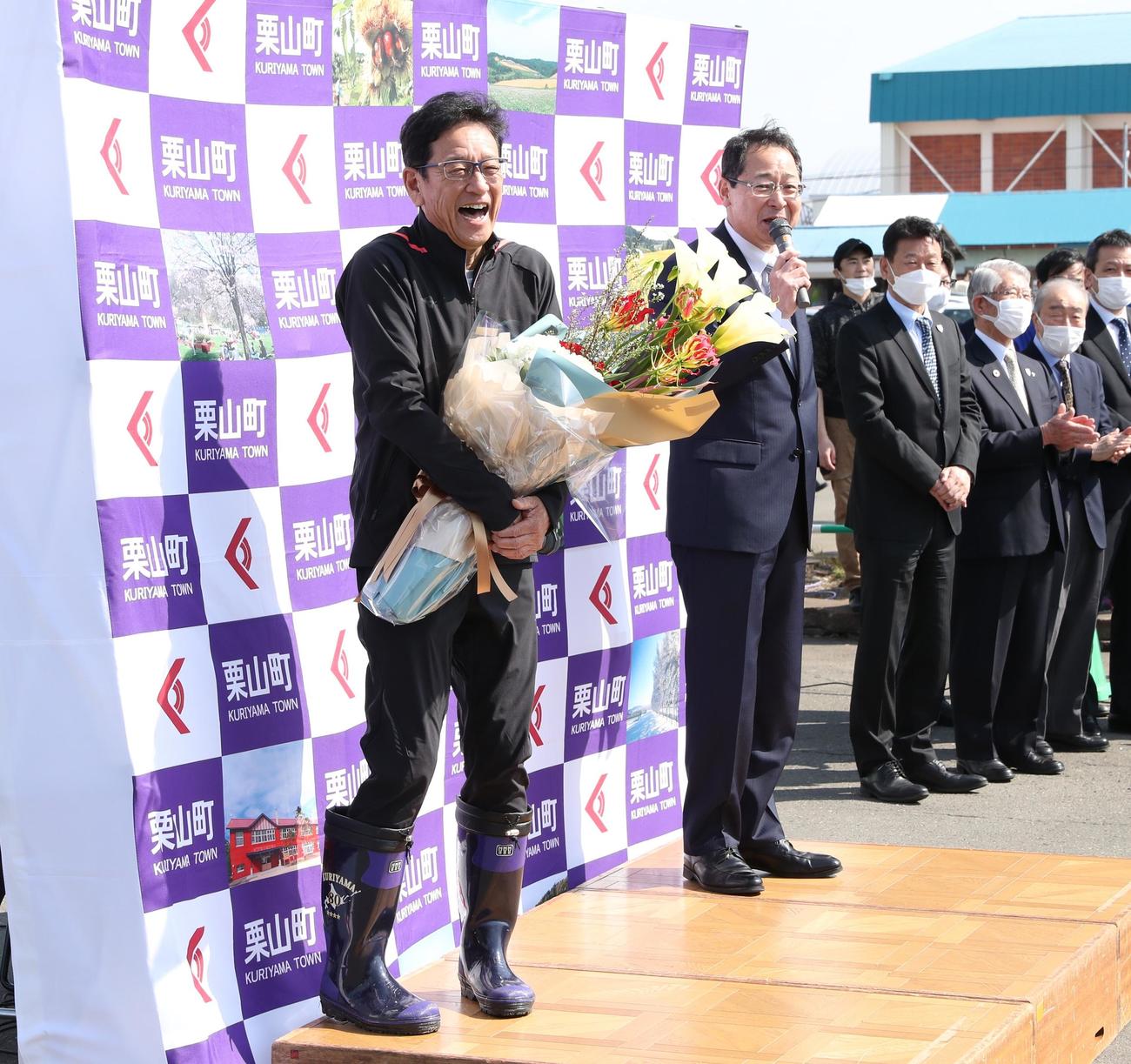 侍栗山監督が栗山町役場に凱旋 ジャージーと長靴姿で軽トラ運転し登場