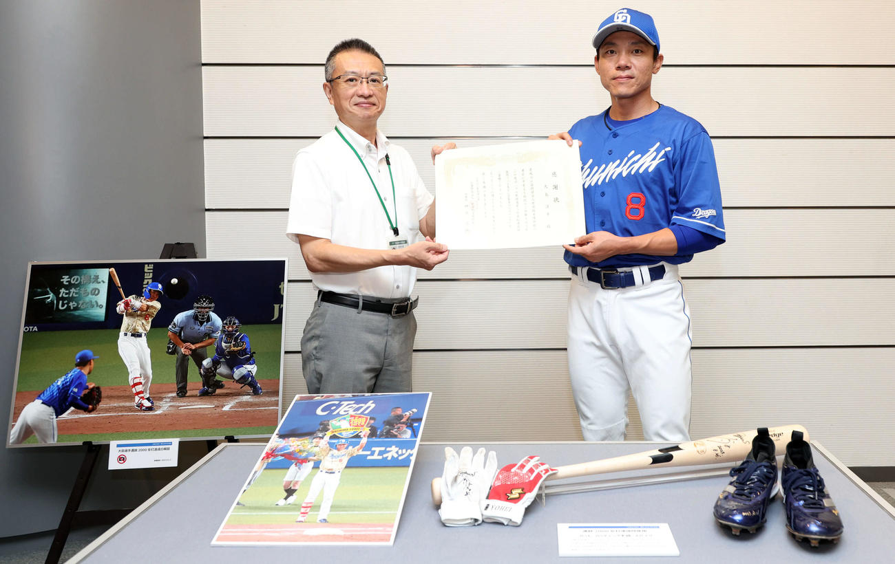 中日】大島洋平、2000安打達成時使用バットなど寄贈「たくさんの人に見
