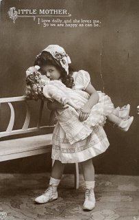 *アンティークポストカード　お人形とおままごとを楽しむ可愛い少女 Snowdrop Postcards アンティークポストカード専門店