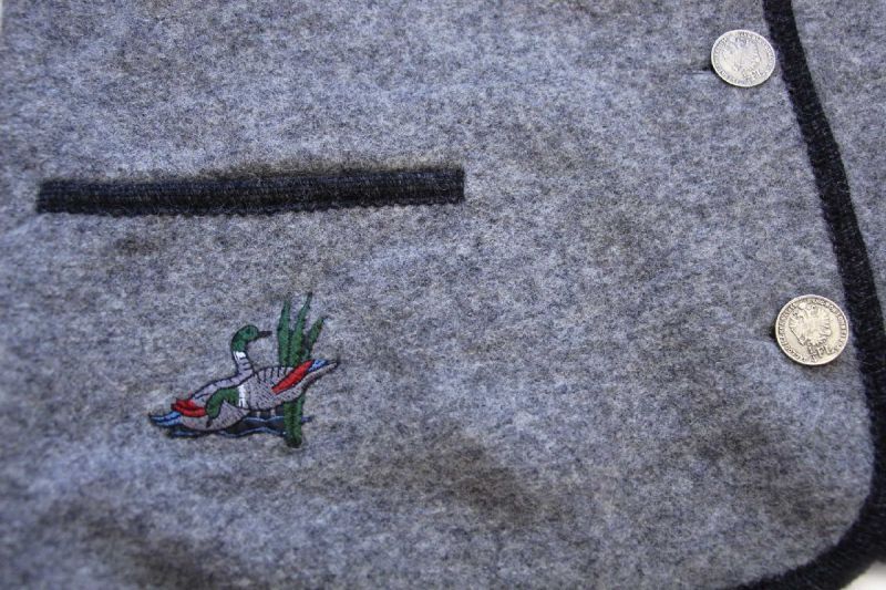 オーストリア製 Kitz-Pichler カモ刺繍入り ノーカラー チロリアン