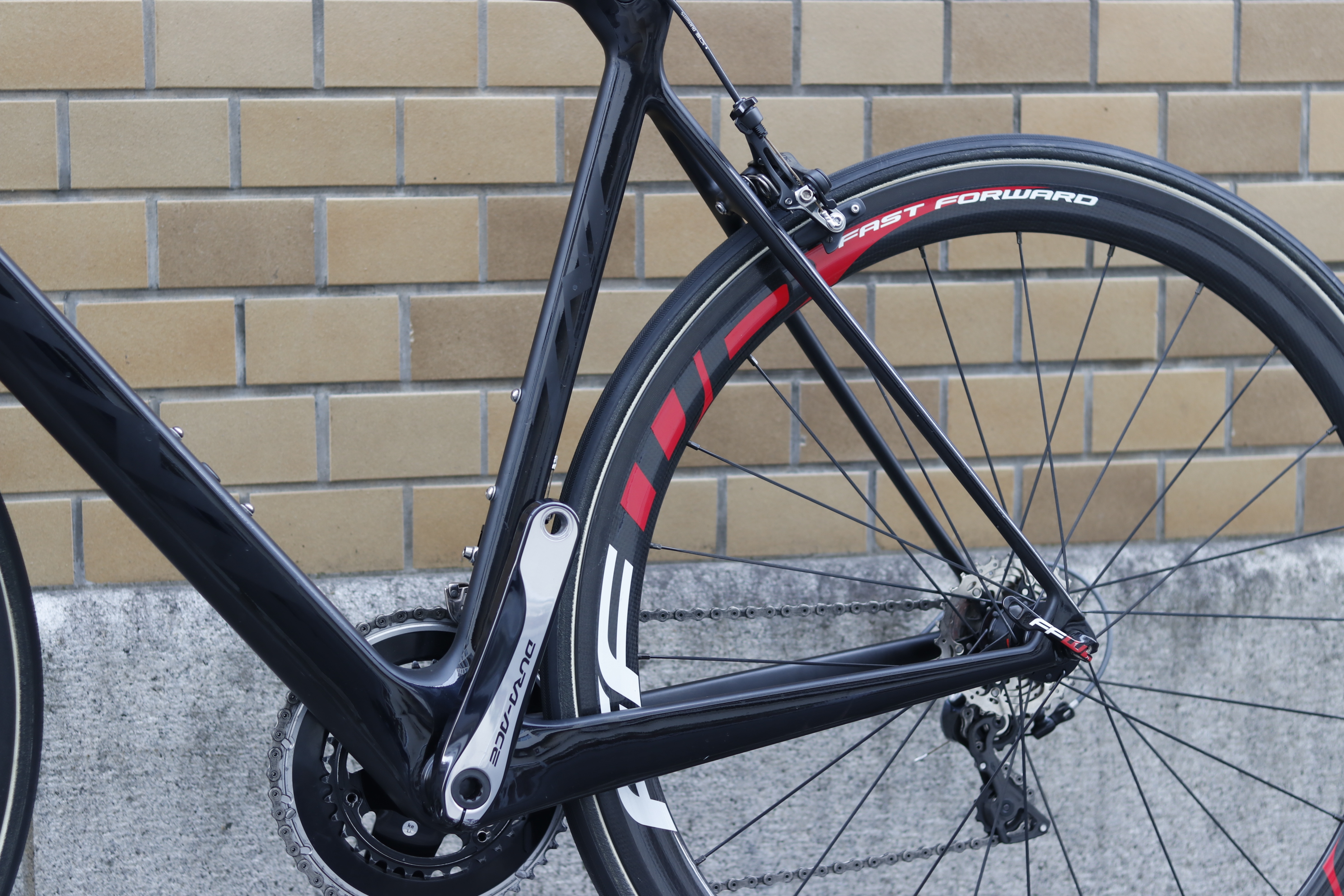 BLOG 【中古ロードバイク】855gの超軽量カーボンエアロフレーム × ハイ
