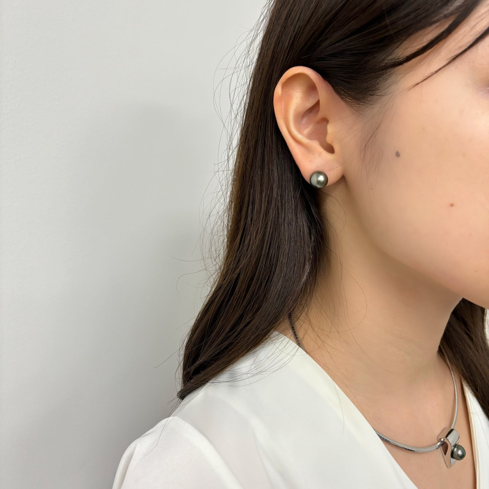 黒蝶真珠 パールピアス 9.75-10mm グリーン〜ブラック セミラウンド