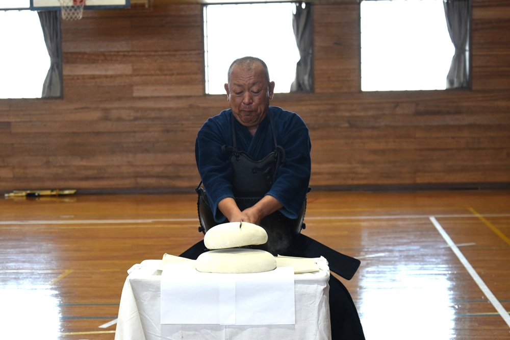剣士たちが剣道上達と無病息災を願う｜栗山剣道連盟・少年団が鏡開き