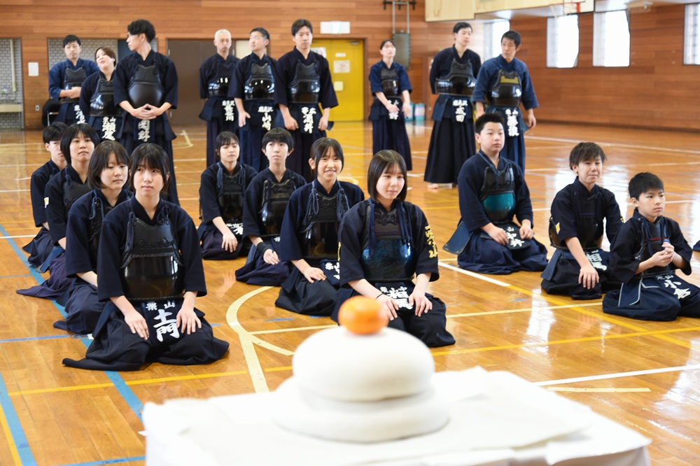 剣士たちが剣道上達と無病息災を願う｜栗山剣道連盟・少年団が鏡開き