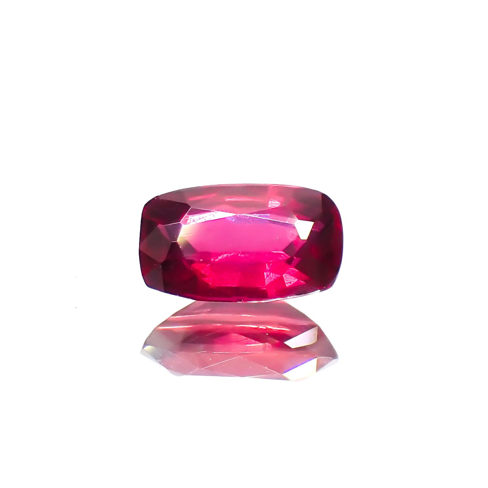 ルビー 非加熱 マダガスカル産 0.33ct / 5.1x3.1mm前後 [230622340