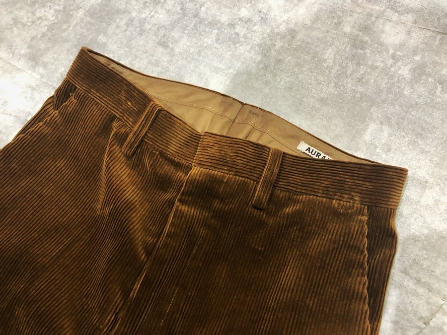 AURALEE（オーラリー）」よりコーデュロイパンツ（FLARE CORDUROY