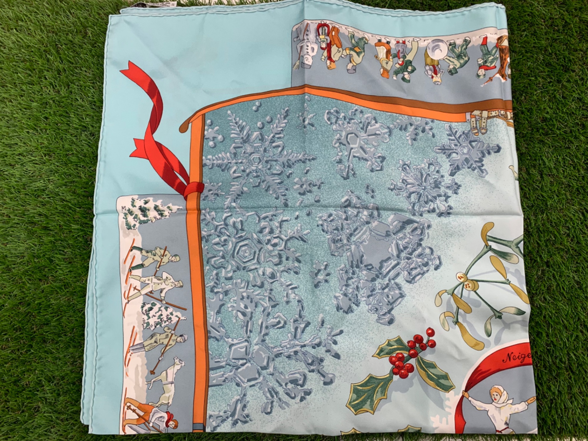 HERMES(エルメス) スカーフ カレ90 去年の雪 Neige d Antanをご紹介