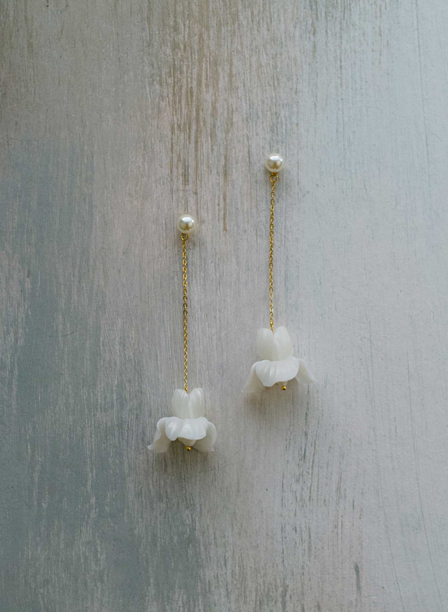 Pearl and clay flower bridal earrings - Hand sculpted iris
