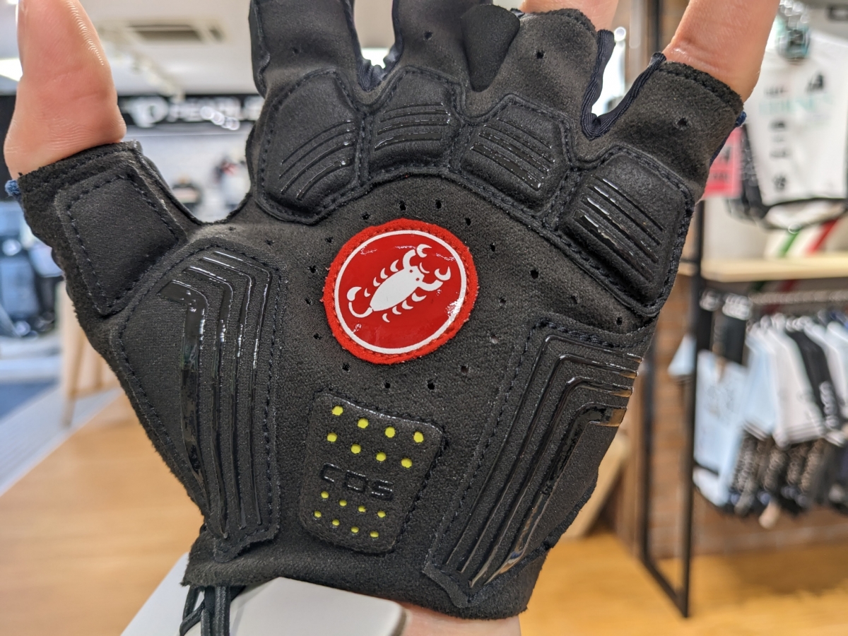 どっちを選ぶ？CASTELLIの7000円前後グローブ | サイクルウェアのこと