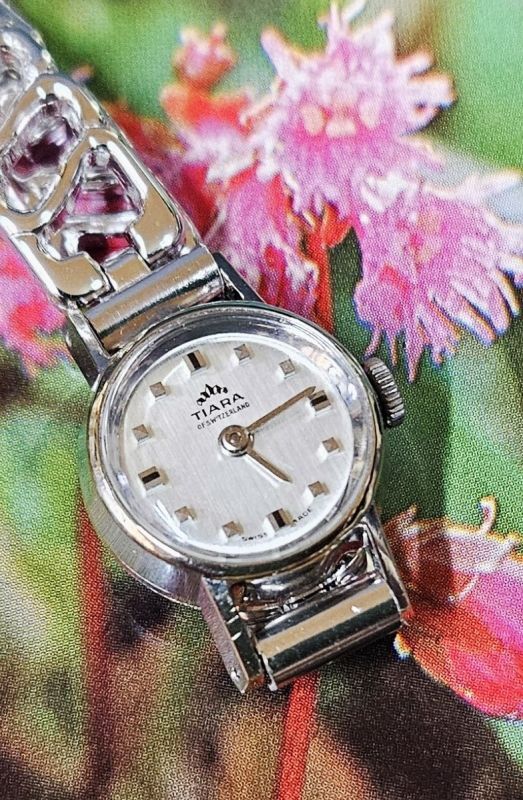 ティアラ・【スイス】・小さな小さな、婦人用手巻き・1970年代