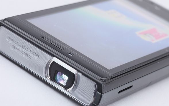 ASCII.jp：プロジェクターケータイ「SH-06C」で色々映してみた！ (1/2)