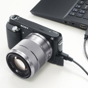 ASCII.jp：自分撮りもできちゃう！ 大幅機能UPのソニー「NEX-F3」