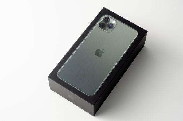 ASCII.jp：アップル「iPhone 11 Pro Max」がやって来た！ 真っ黒い箱の