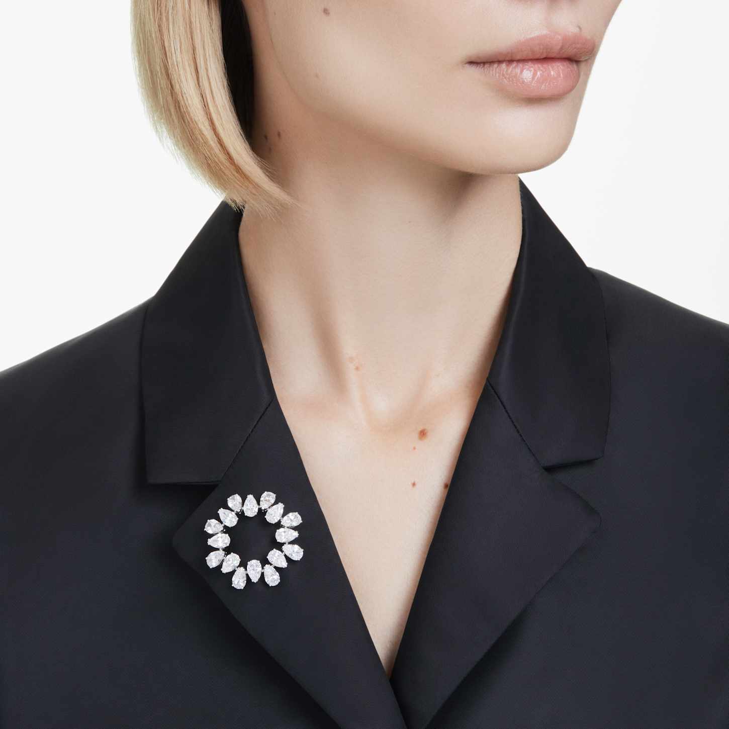 matrix-brooch--pear-cut--white