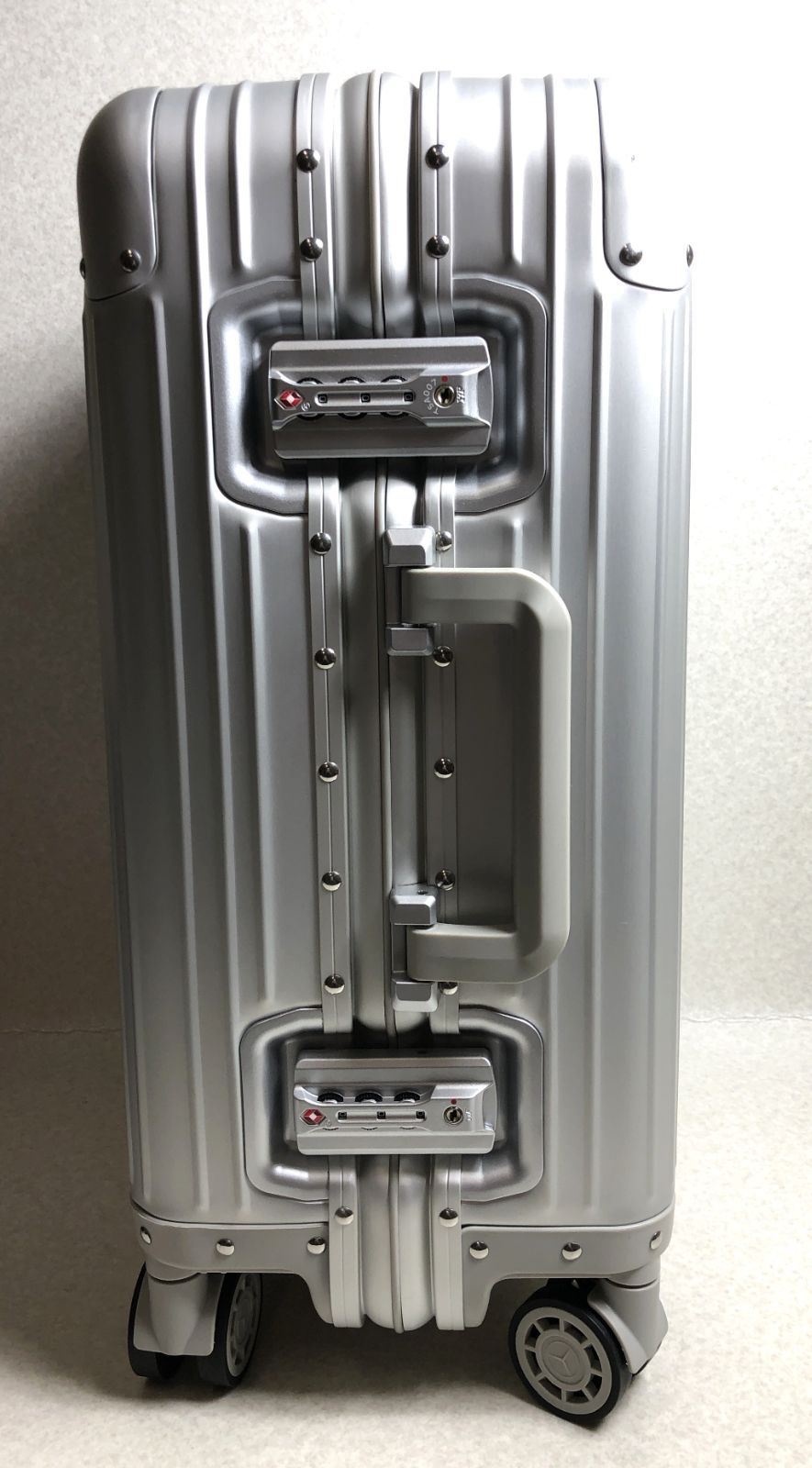 メルセデス・ベンツ キャリーケース シルバー 中型 ※エコメルカリ便