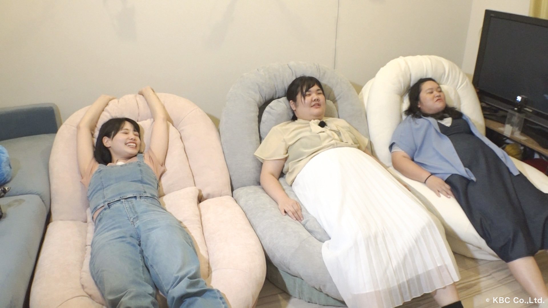 ぼる塾の3人が『ヒナに転生!?3wayソファベッド』に座る/家具D2Cタンス