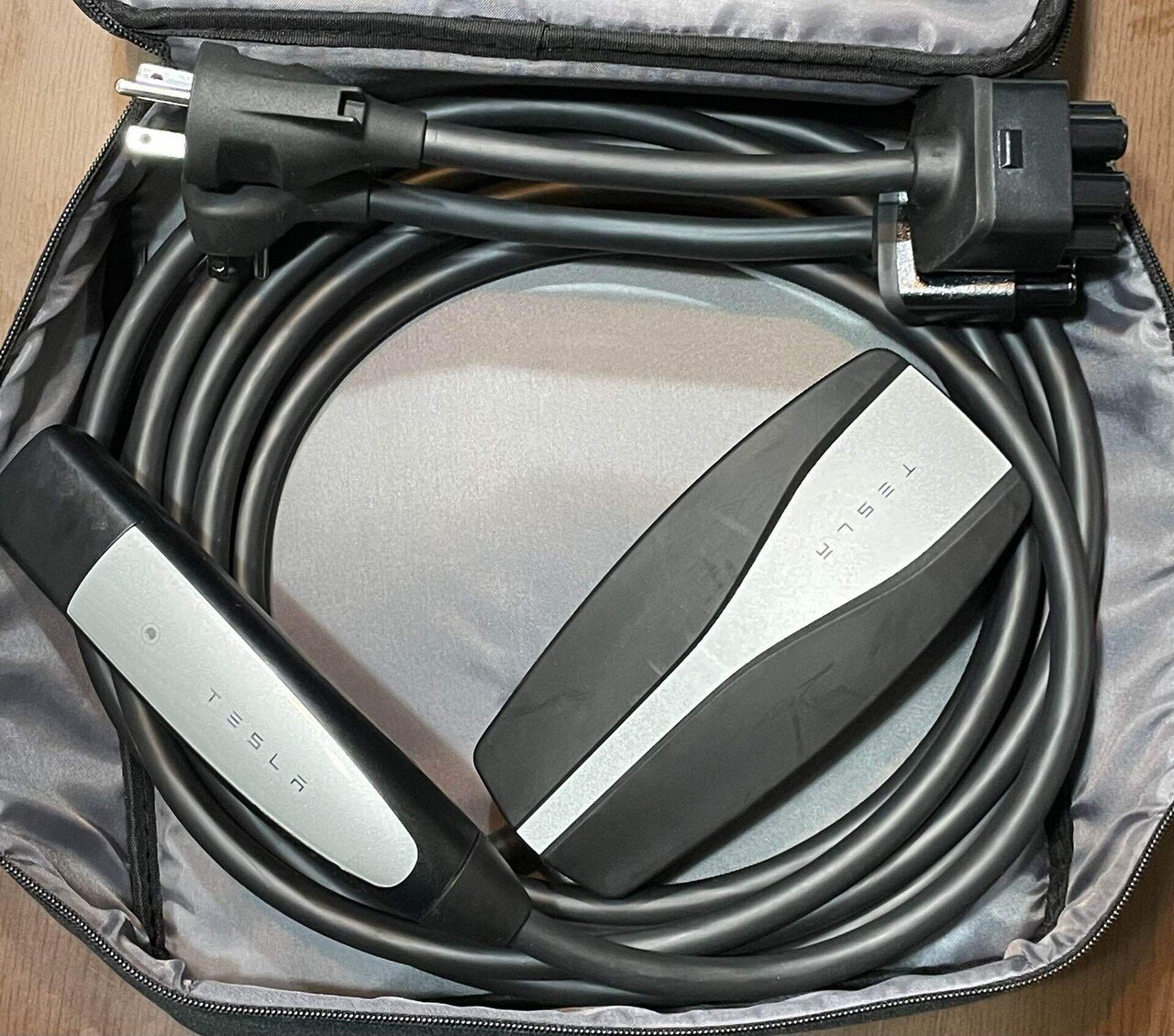 テスラ】 モバイルコネクタで簡単!! 家庭電源で充電しよう! 投資家の
