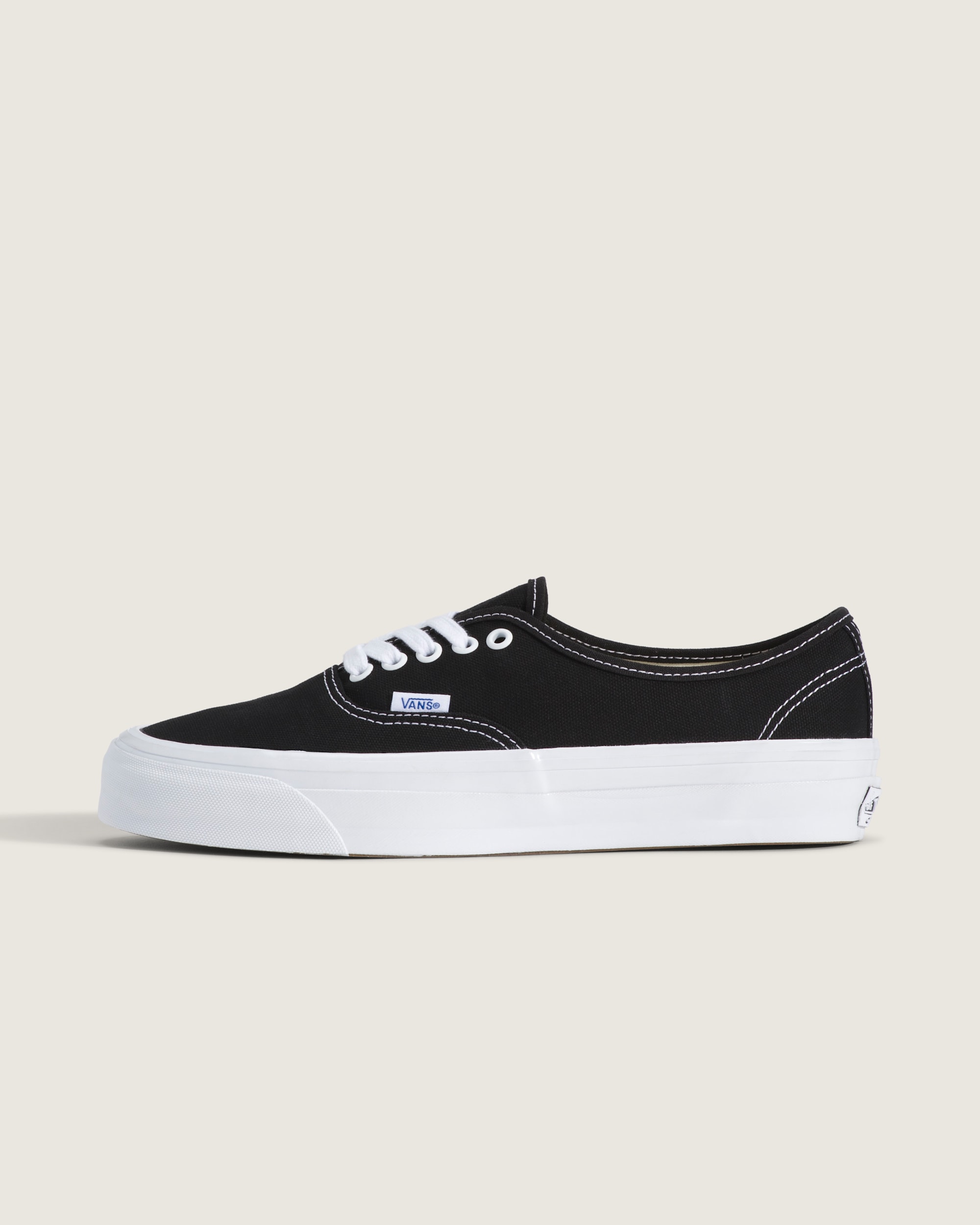 Premium Authentic Shoe in Black / White | Vans