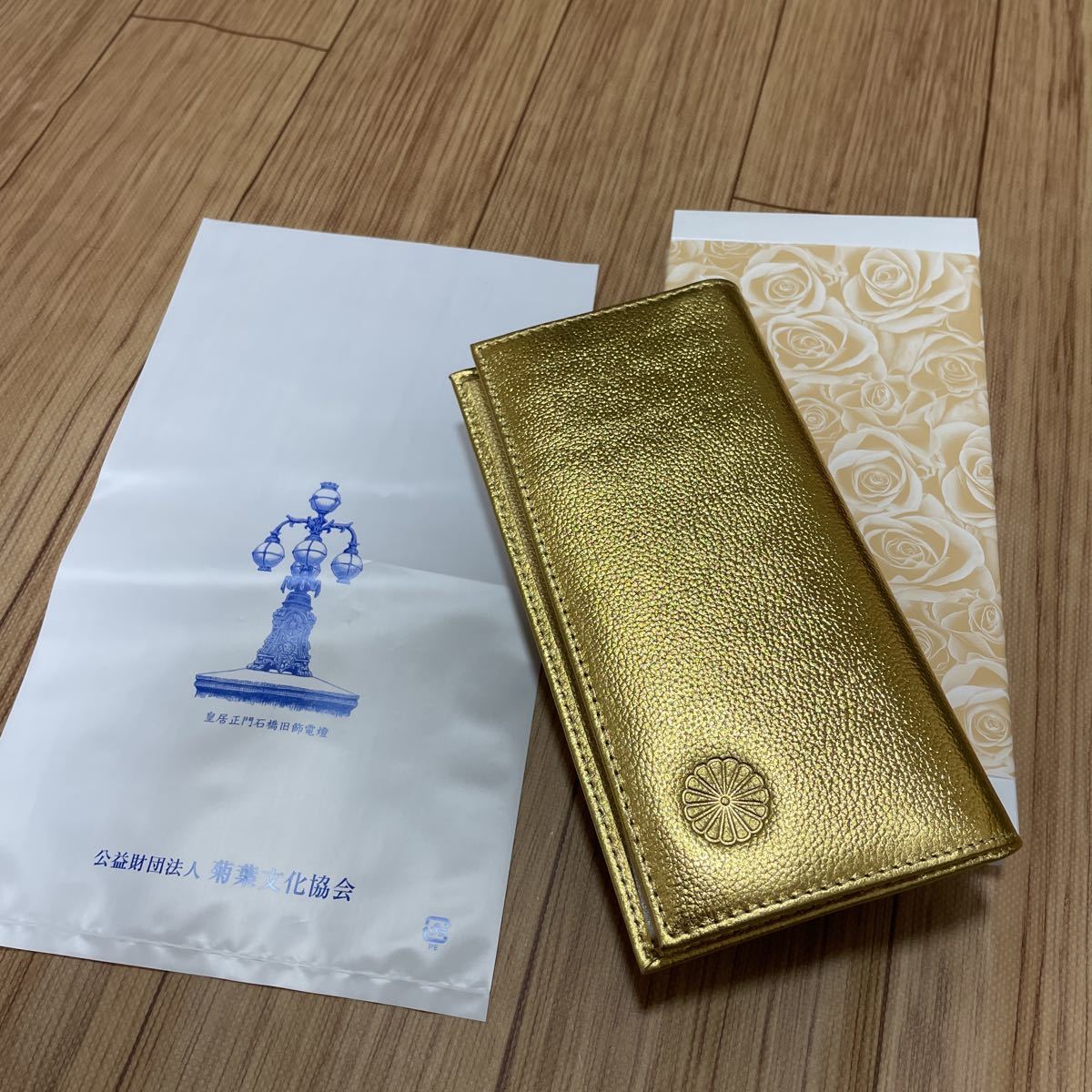 皇居 長財布 皇居東御苑 牛革 菊の御紋入り 新品 ゴールド 金運アップ