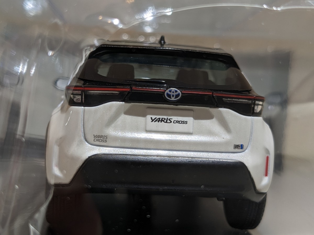 トヨタ ヤリスクロス カラーサンプルミニカー ブラック×ホワイト
