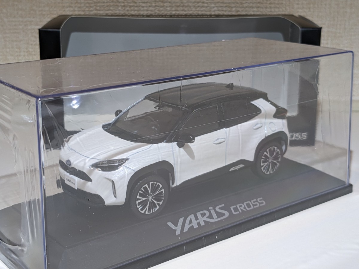トヨタ ヤリスクロス カラーサンプルミニカー ブラック×ホワイト