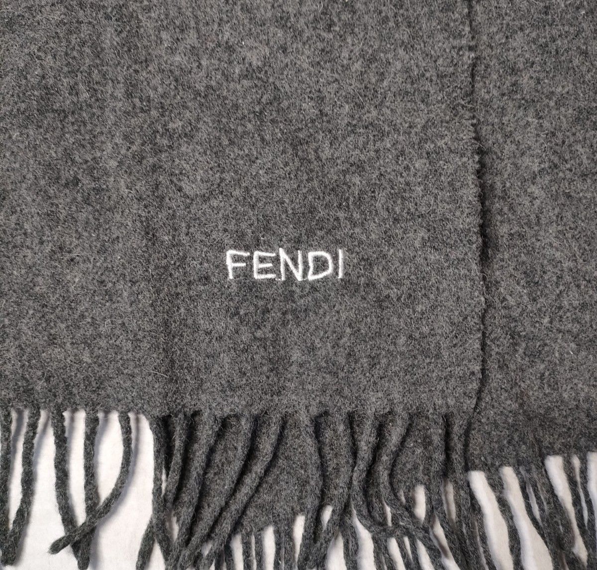 FENDI フェンディマフラー ロゴ刺繍 グレー ストール｜Yahoo!フリマ
