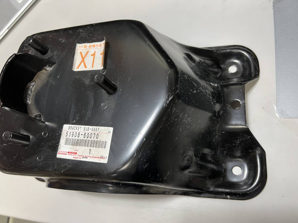 ランクル70 背面 スペアタイヤブラケット ブラック 純正品 6穴用