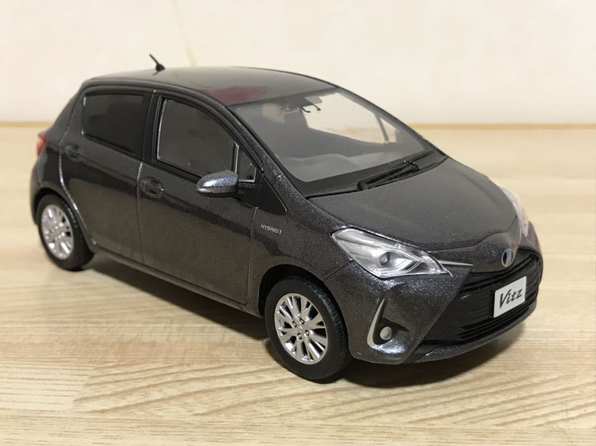 送料無料 1/30 トヨタ ヴィッツ グレーメタリック カラーサンプル