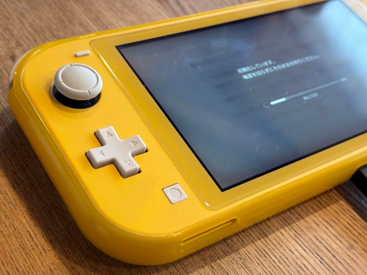 ロンジー Switch Lite イエロー本体SDカードソフト NINTENDO SWITCH