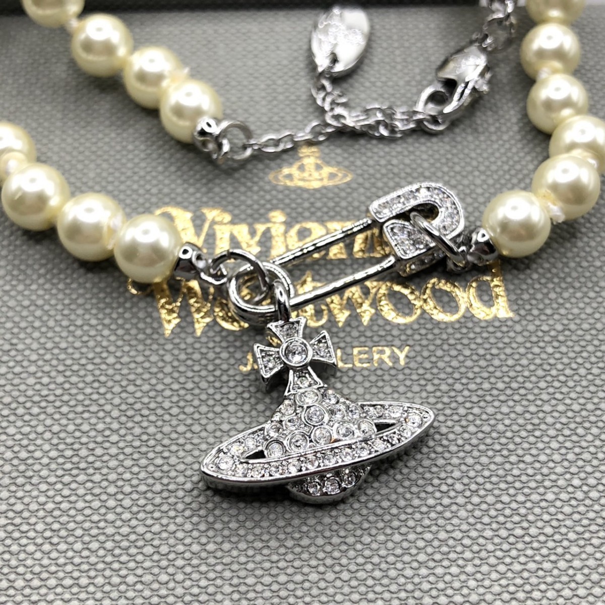 Vivienne Westwood ヴィヴィアン ウエストウッド 安全ピン オーブ