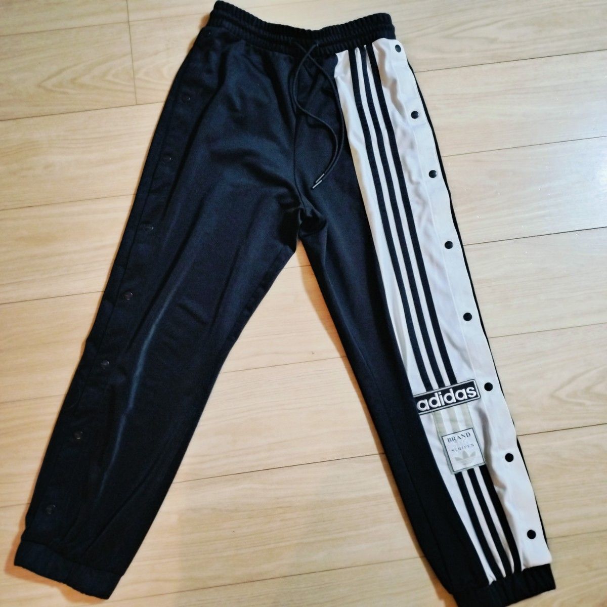 adidas 黒 アディブレイク スナップパンツ ロゼ ジェニー 中島健人