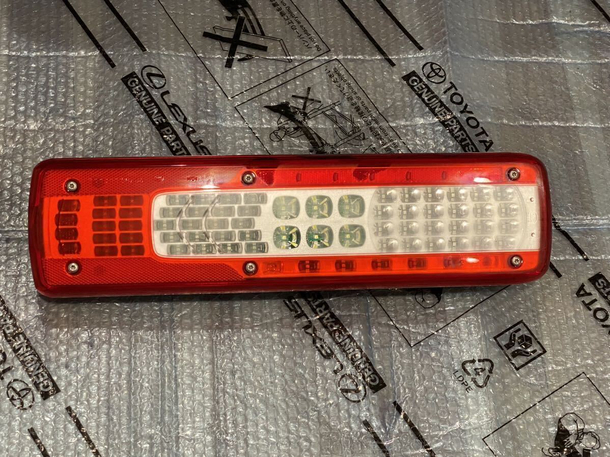 新車外し UD クオン 純正テールランプ ボルボ VIGNAL製 LED テール