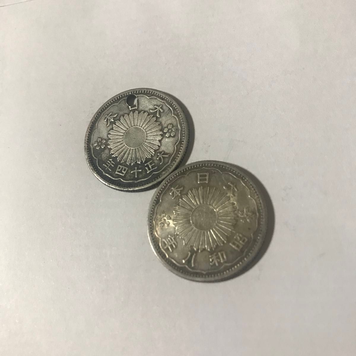 銀貨】小型50銭銀貨 鳳凰50銭銀貨 日本古銭 穴あき 希少品 2枚セット