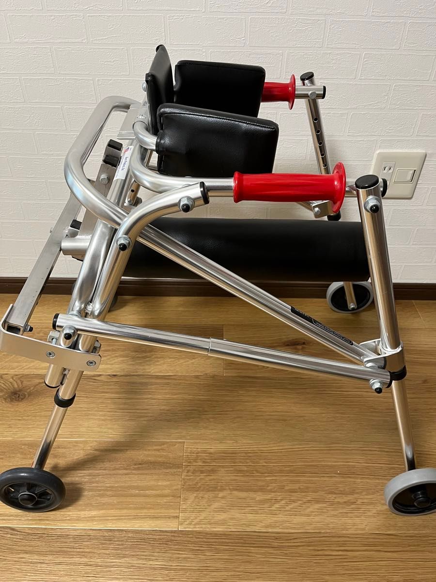 肢体不自由児用歩行器 PCW(ポスチャーコントロールウォーカー)+足交差