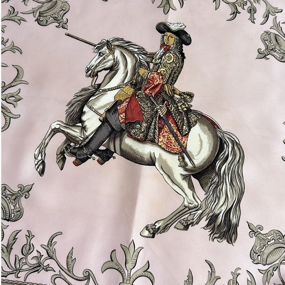 HERMES エルメス カレ90 白馬に跨ったルイ14世 ピンク シルク100