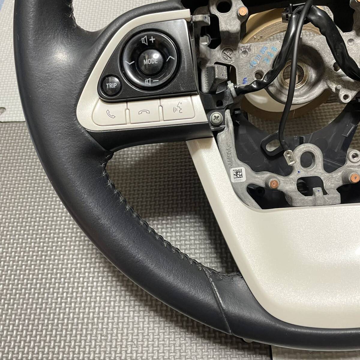 本革 50系プリウス Aプレミアム トヨタ純正レザーステアリングハンドル