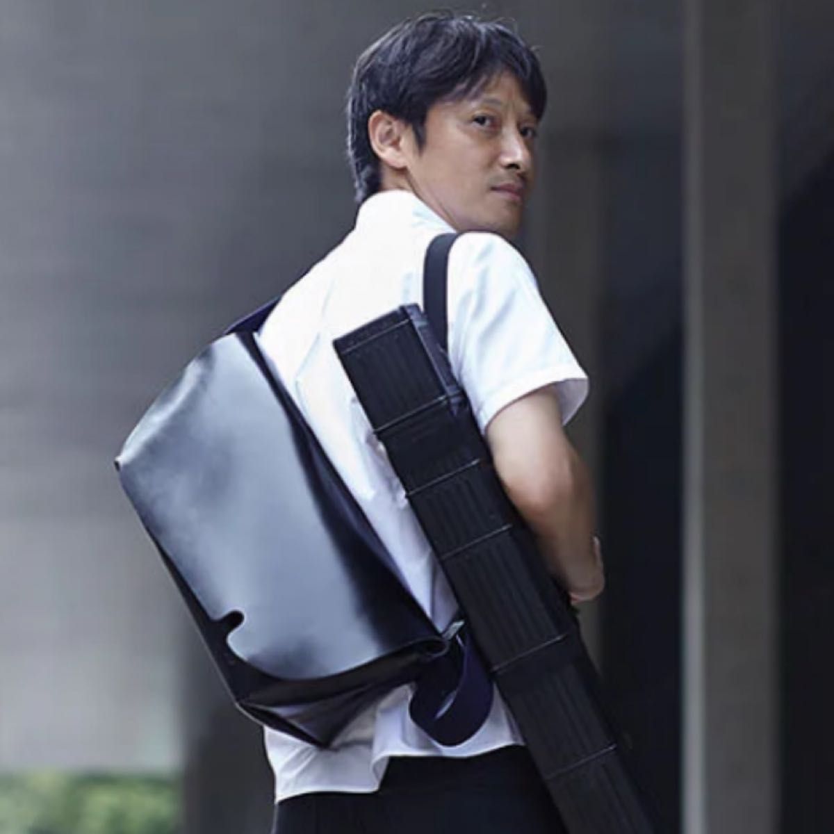 Uni&co ユニアンドコー メッセンジャーバッグ Mサイズ ネイビー 本革