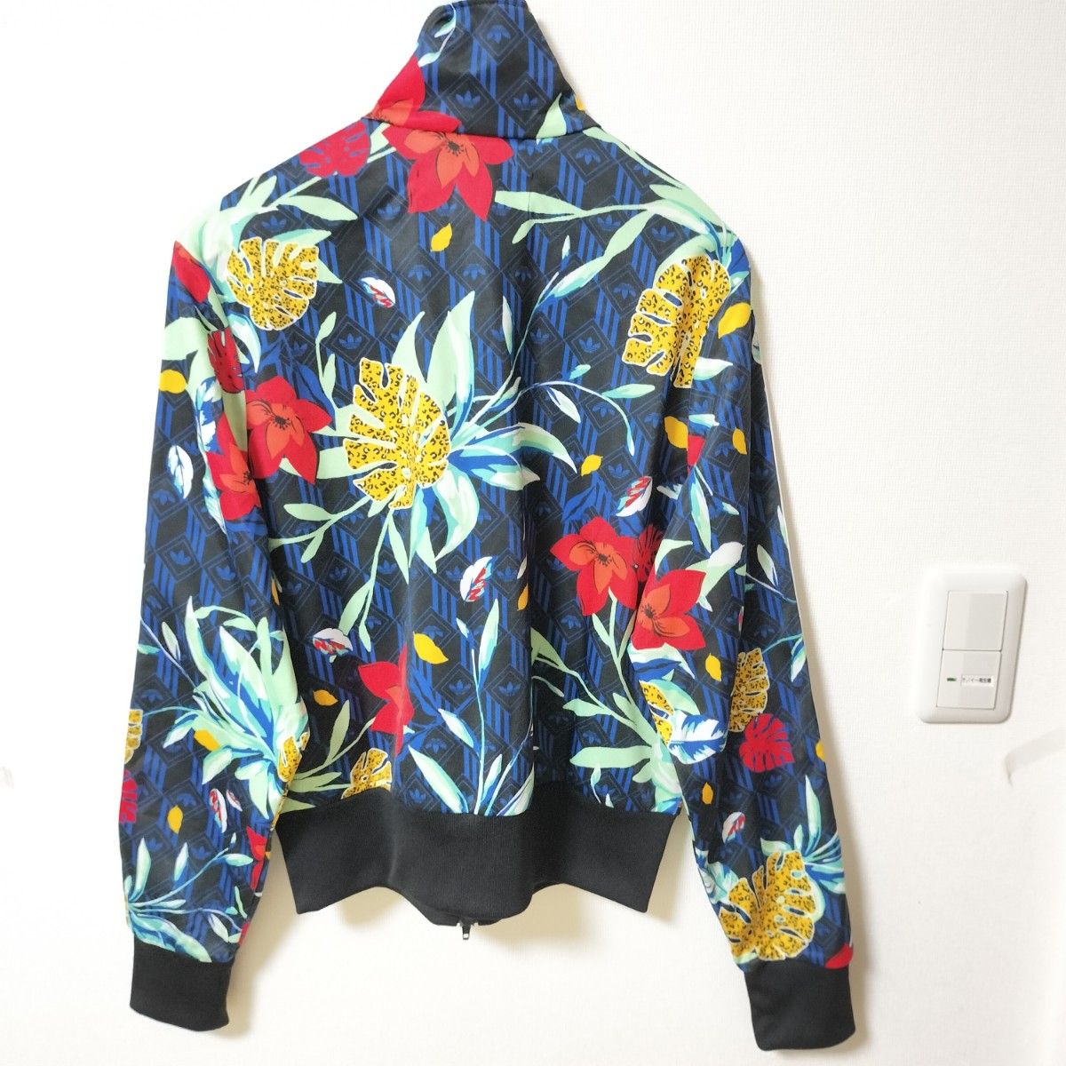 アディダス 青 クロップド トラックジャケット 花柄 ジャージ 女性OT