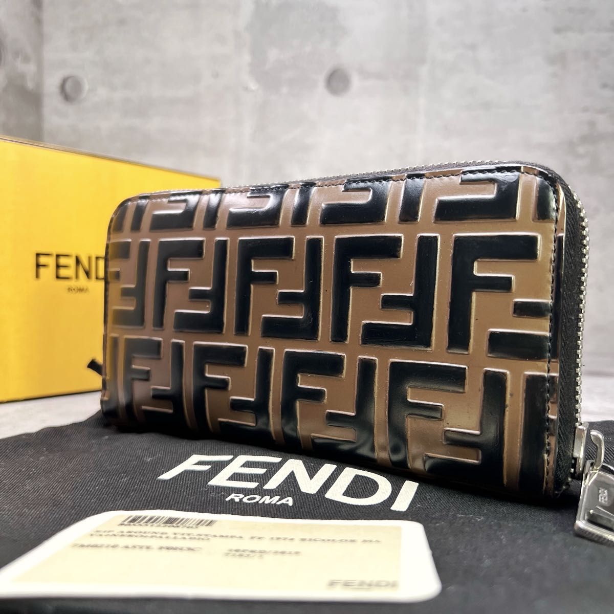 極美品 FENDI フェンディ FFロゴ エンボス ズッカ 長財布 ラウンド
