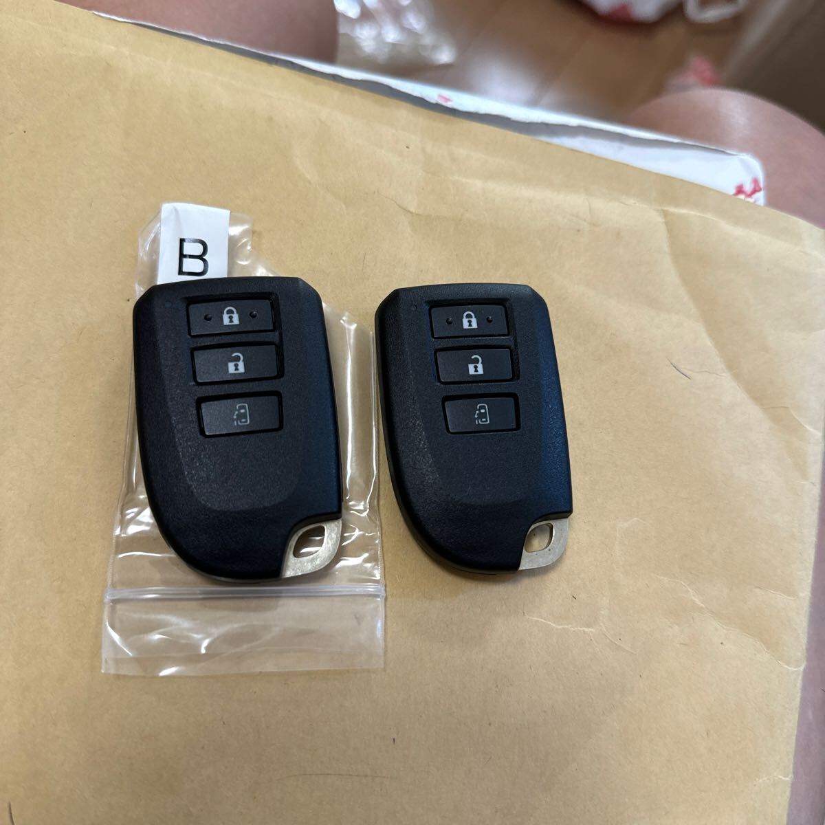 未使用保管品 送料無料 トヨタ純正 ハイエース レジアスエース 3ボタン