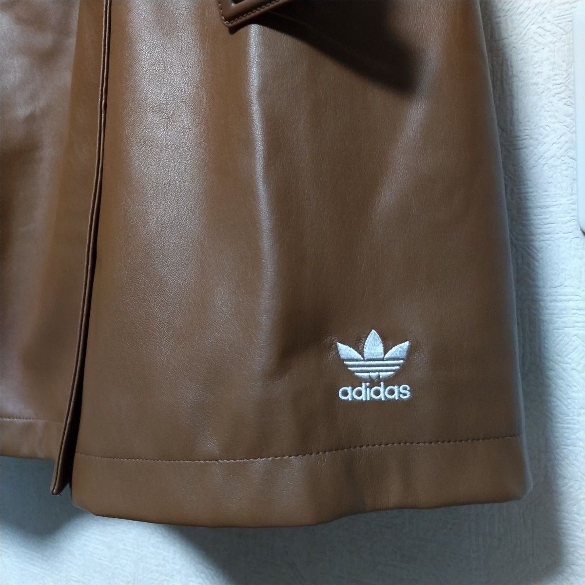 新品タグ付き adidas originals アディダス フェイクレザー トレンチ