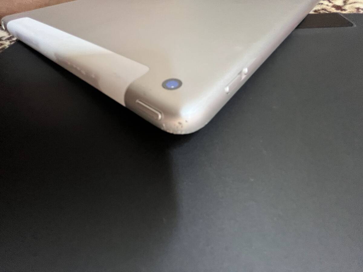 iPad 第8世代 32GB simフリー シルバー色 データ初期化済 中古品 角傷