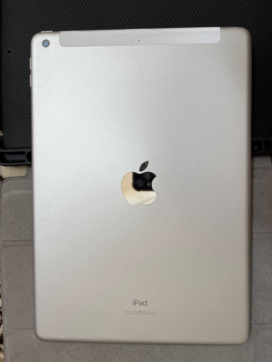 iPad 第8世代 32GB simフリー シルバー色 データ初期化済 中古品 角傷