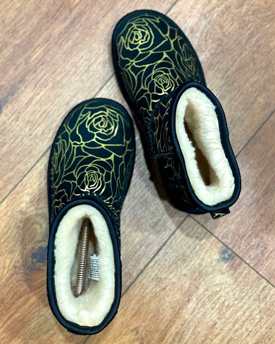 激ﾁｬｰﾐﾝｸﾞ 金花柄ﾑｰﾄﾝ・ｱﾝｸﾙ丈ﾌﾞｰﾂ【UGG】23 0 送料込｜Yahoo!フリマ