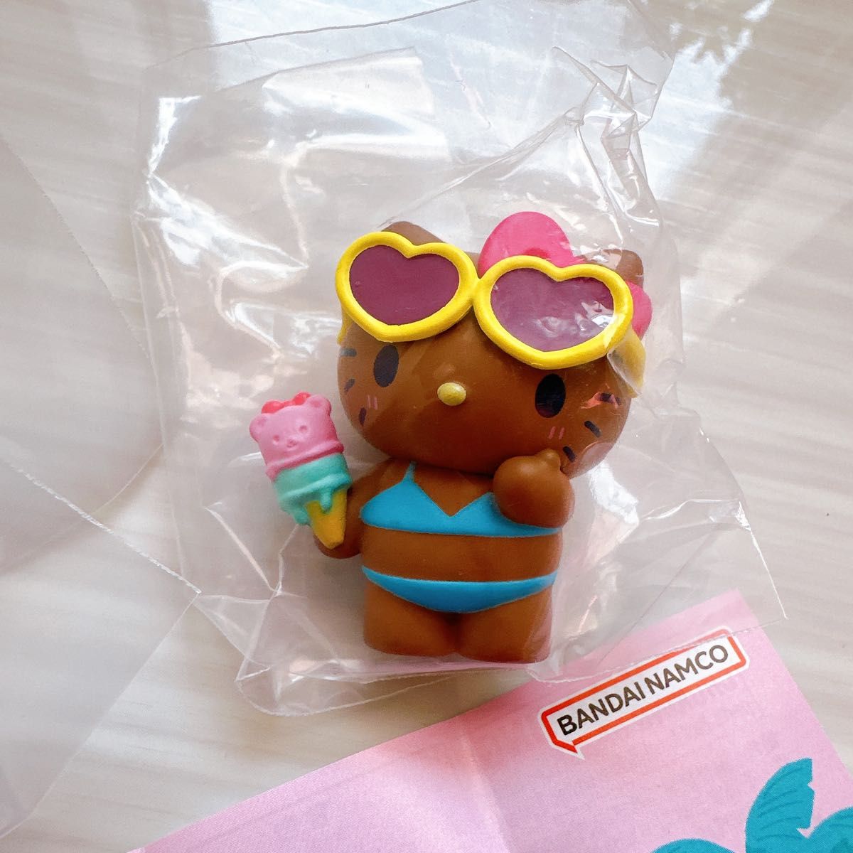 ハローキティ ガチャガチャ みんなでプール フィギュア 日焼けキティ