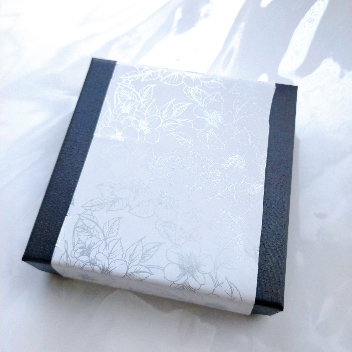 新品未開封】皇居限定 菊の御紋入り馬蹄型 コインケース 財布 小銭入れ